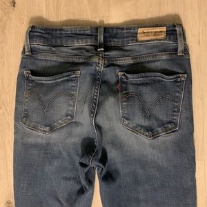 Woman Levi’s mid rise skinny size 4